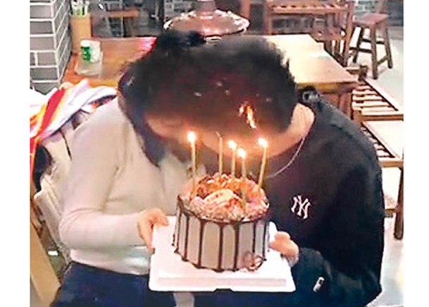 王先生（右）被蛋糕上的蠟燭點燃了頭髮。