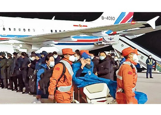 航天員們平安抵達北京。
