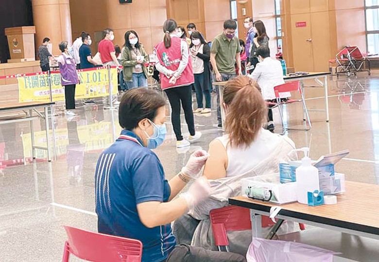 台灣民眾接種新冠疫苗。