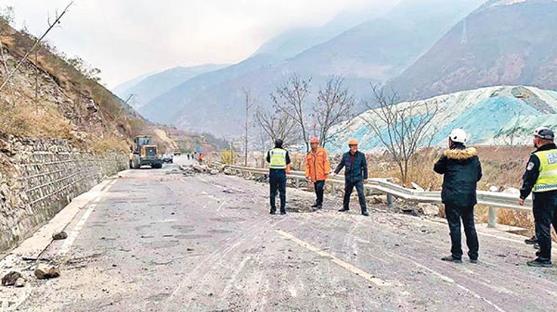 甘孜州奎武大橋交通一度受阻。