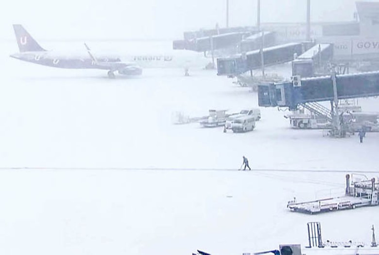 名古屋機場大雪紛飛。