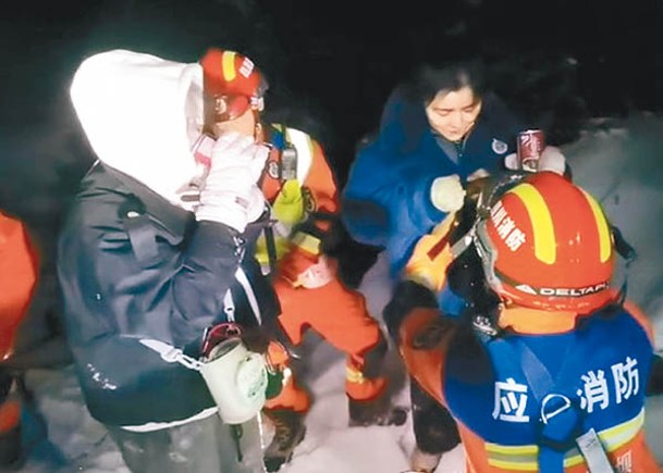 消防雪夜徒步  救被困山頂兩遊客