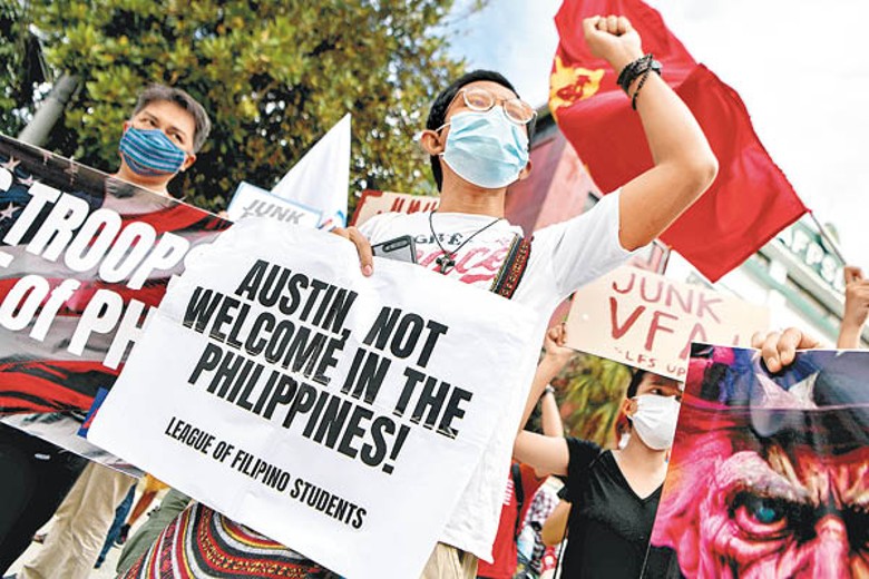 菲律賓民眾在軍事基地外示威，不歡迎奧斯汀到訪。（Getty Images圖片）