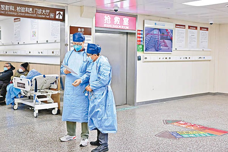 上海市同濟醫院醫生交流患者病情。（中新社圖片）