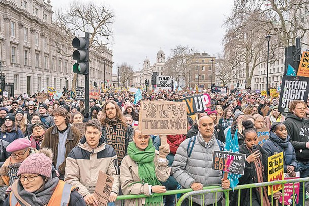 大批教師在倫敦街頭示威。 （Getty Images圖片）