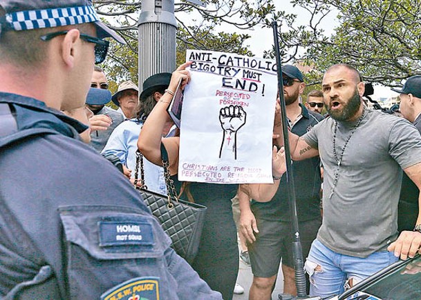 捲性侵官司樞機喪禮  澳洲示威爆衝突