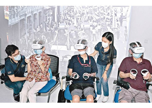 師生助長者通過VR頭套重溫妝藝大遊行。