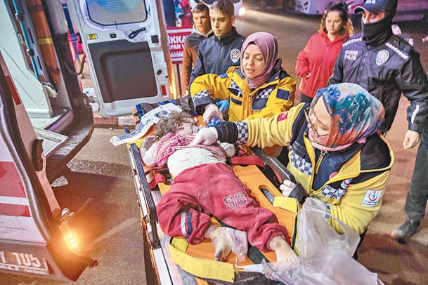 土耳其一名嬰兒生還，獲送院救治。（Getty Images圖片）
