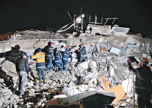 土耳其搜救人員在倒塌的建築物搜索生還者。（Getty Images圖片）