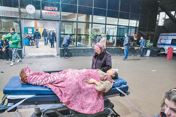 土耳其一間醫院外有傷者等候救治。