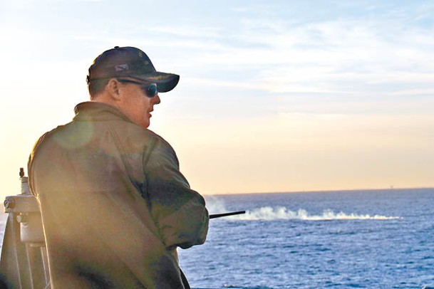 美國海軍官兵從船塢登陸艦上觀察氣球殘骸。
