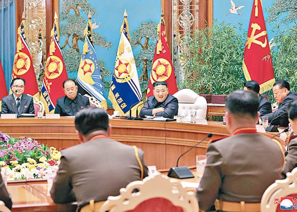 金正恩（中）主持中央軍事委員會擴大會議。