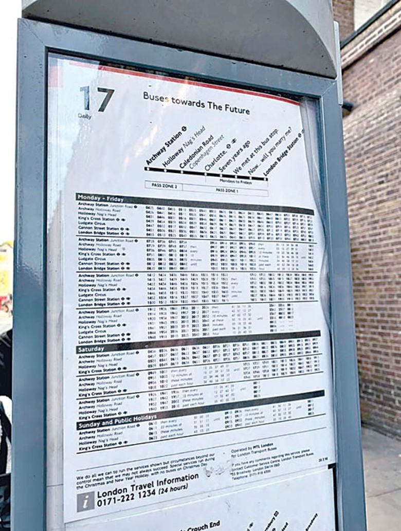 奧基夫把巴士站路線資料表內容改成求婚語句。