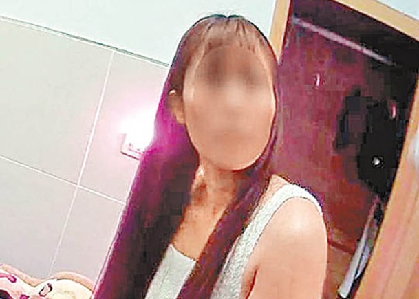 警員拘捕涉嫌賣淫的泰國女子。