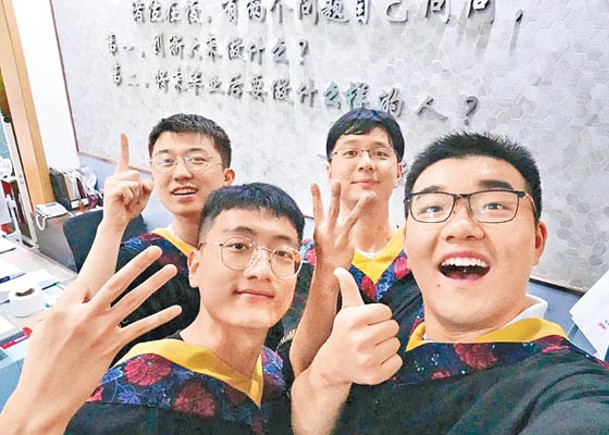 （左起）姜博豐、鄭福軍、陳澤文及高明合在寢室合照。