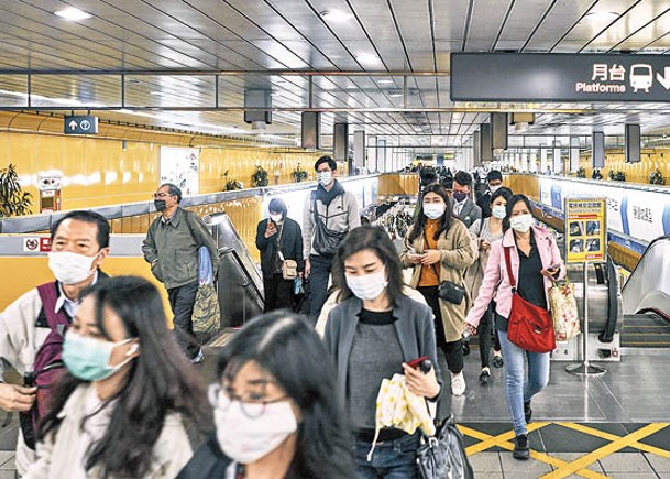 台灣民眾乘坐公交時須戴口罩。（Getty Images圖片）