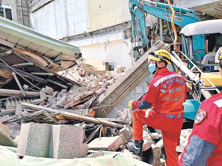 建築物倒塌後，救援人員搜救被困人士。