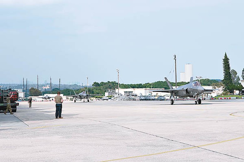 美國F35A隱形戰機抵達嘉手納空軍基地。