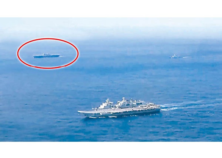 中國航空母艦遼寧號實戰訓練期間，日本航母出雲號（紅圈示）在旁追蹤監視。