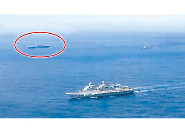 中國航空母艦遼寧號實戰訓練期間，日本航母出雲號（紅圈示）在旁追蹤監視。