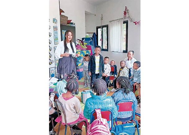 摩洛哥女  教童唱中文兒歌