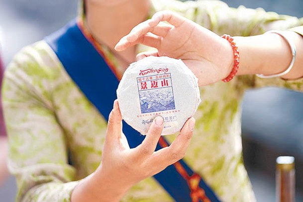 傣族姑娘向網民推介景邁山和自家出產的茶葉。（中新社圖片）