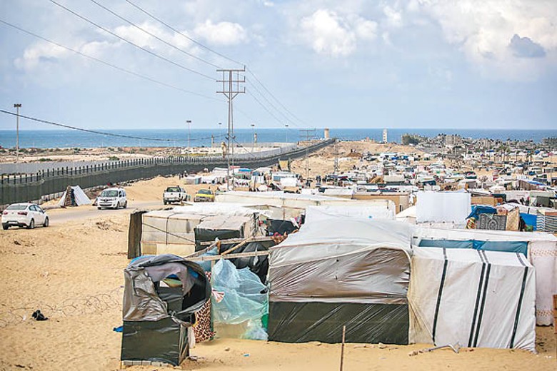 大批巴勒斯坦人在靠近埃及的邊境紮營避難。（Getty Images圖片）