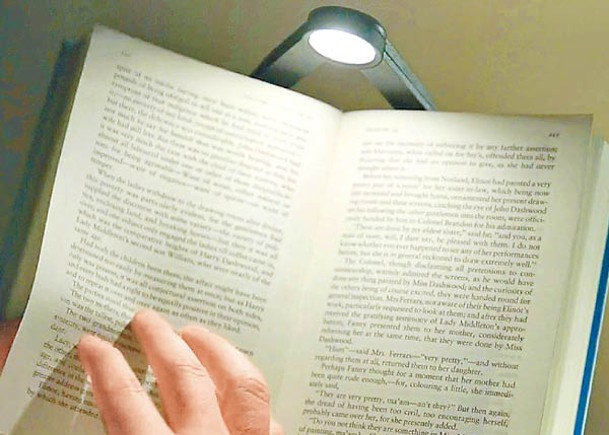 潮流創意：智能閱讀燈  自動調節光暗