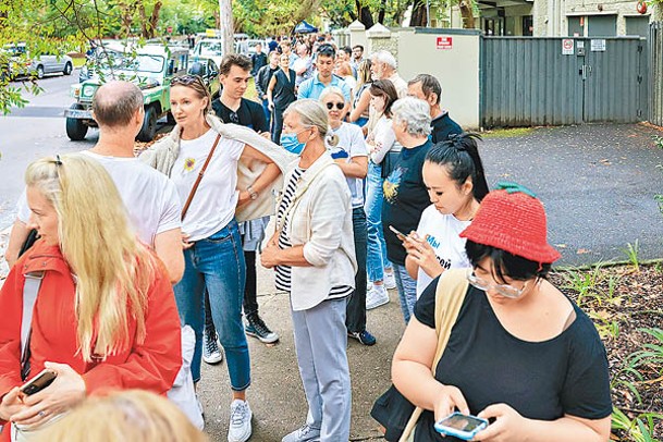 俄羅斯駐澳洲悉尼總領事館外有俄羅斯人排隊投票。（Getty Images圖片）