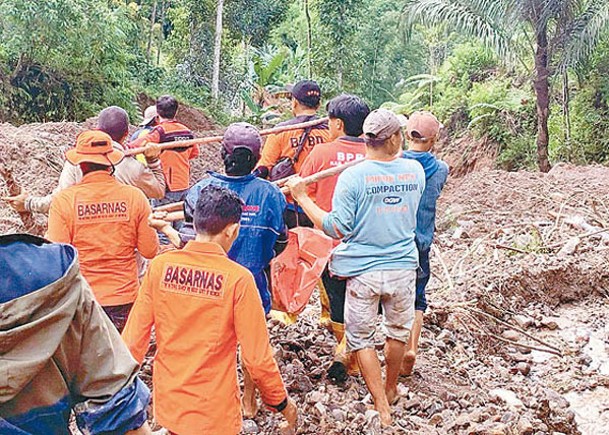 印尼塌山泥  19死包括多名兒童