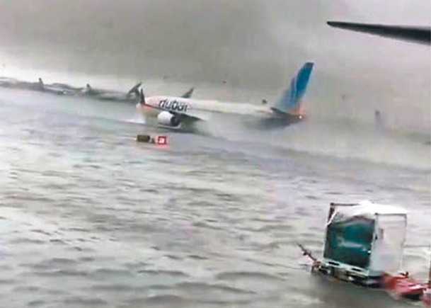 阿聯酋雨災  機場半癱