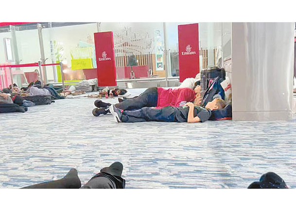 阿聯酋雨災  機場航班大亂  滯留旅客席地睡