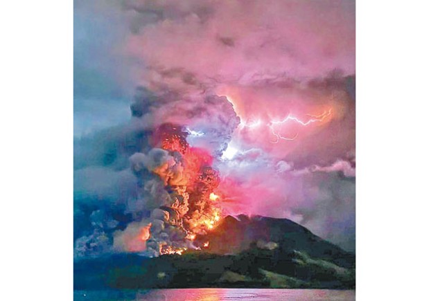 印尼火山噴發  逾萬人須疏散