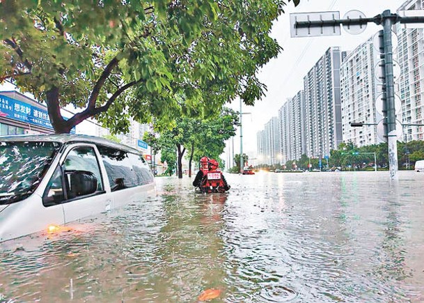 華南近日連場暴雨。圖為廣西街道被雨水淹沒。（中新社圖片）
