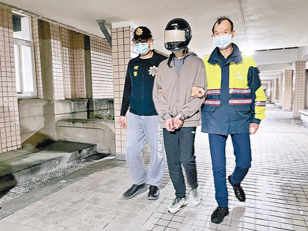 香港男子（中）被捕。