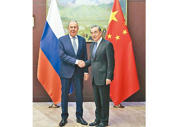 王毅（右）會見俄羅斯外長拉夫羅夫（左）。（中新社圖片）