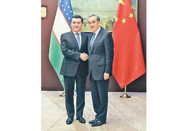 王毅（右）會見烏茲別克外長賽義多夫（左）。（中新社圖片）