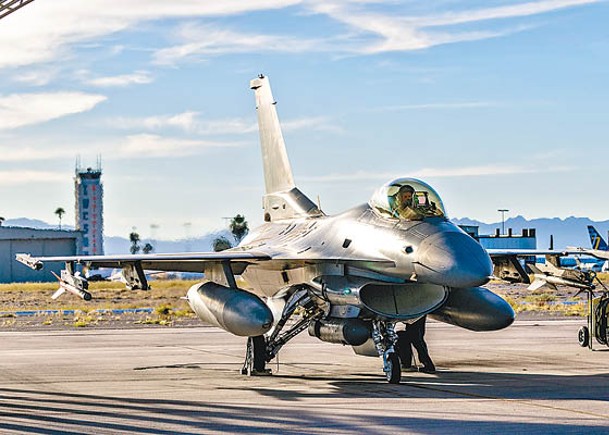 首批烏國空軍機師  在美完成F16培訓