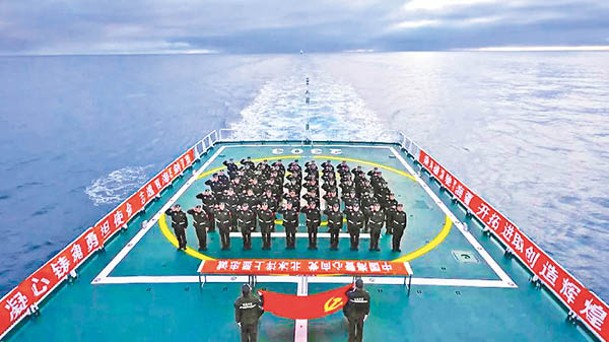 中國海警人員在艦艇上列隊。