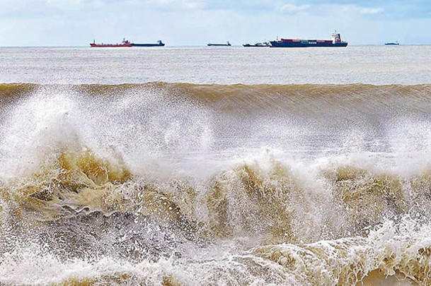 金門出現風浪，海巡隊出動兩艘巡防艇廣播勸離大陸貨輪。（中時電子報圖片）