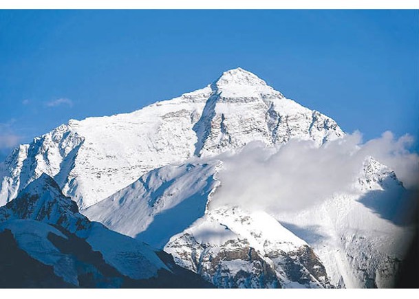 珠峰每年吸引大量登山者前來挑戰。