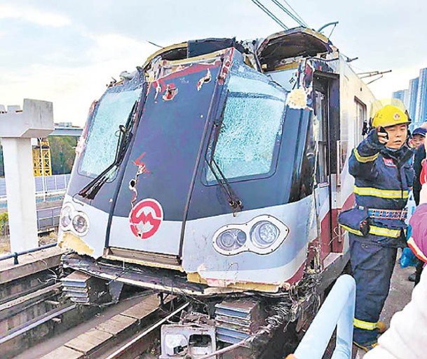 被擊中的地鐵車頭損毀。