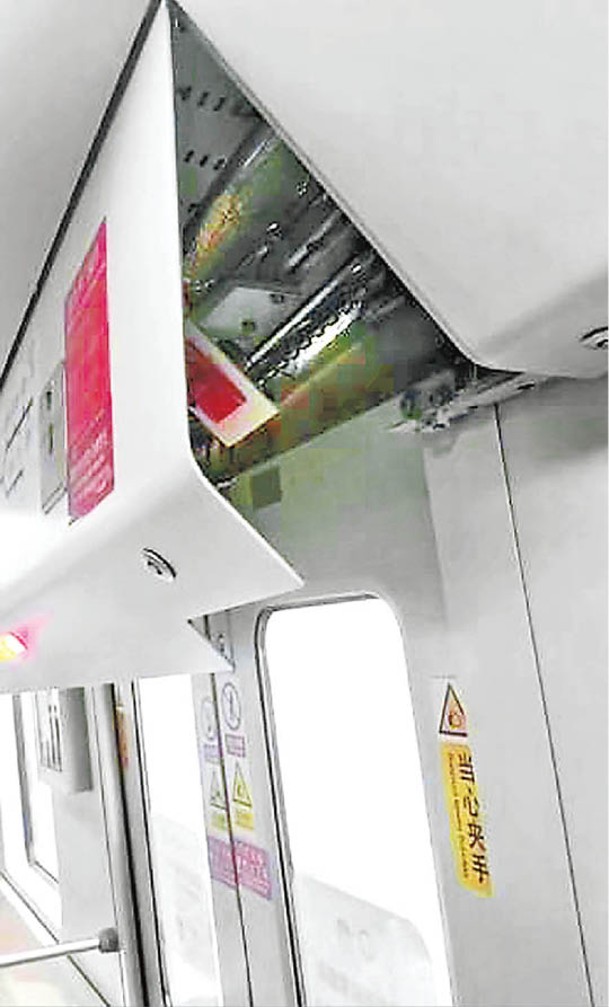 列車車廂頂蓋被撞至開啟。