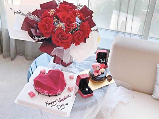 酒店房內的花束與心形蛋糕，與陳楨怡、周子揚手上的一致。