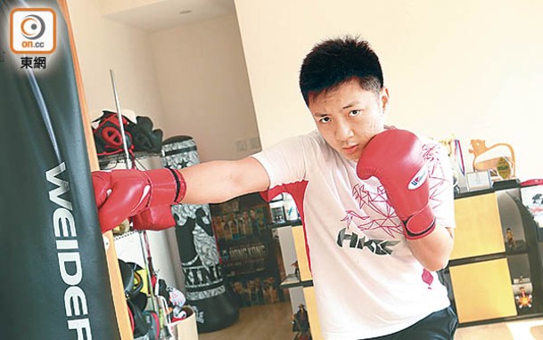 鍾培生去年參加拳賽時，袁嘉敏一直從旁支持。