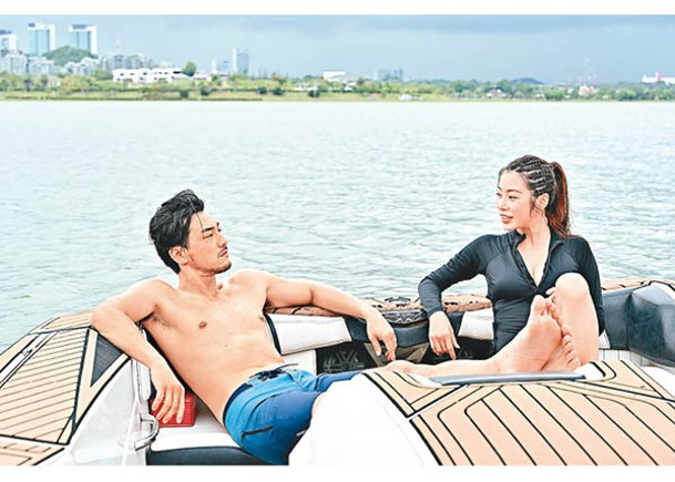楊梓菁與栢天男在人工湖拍攝，寓工作於娛樂。
