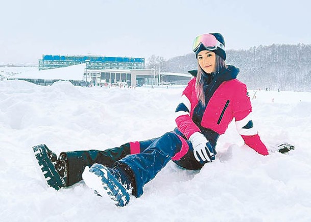 蔡卓妍慢速滑雪  姿勢十足