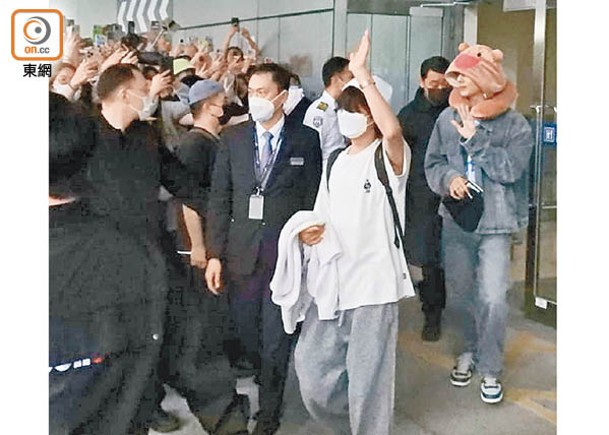 NCT Dream抵港吸引大批粉絲接機，以戴上卡通頭套的Jisung最搶鏡。