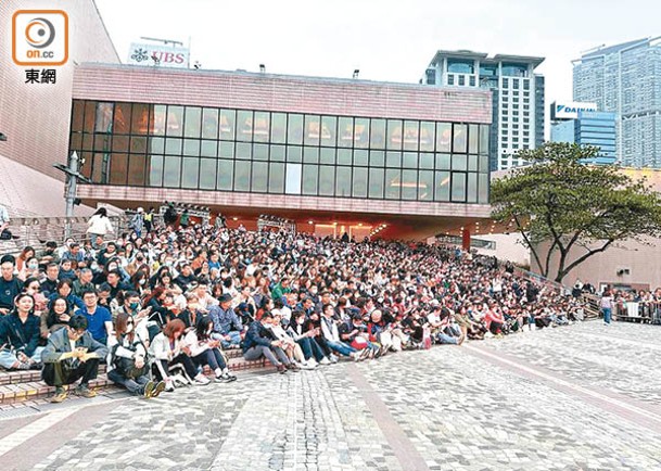 約兩千歌迷在文化中心悼念偶像。