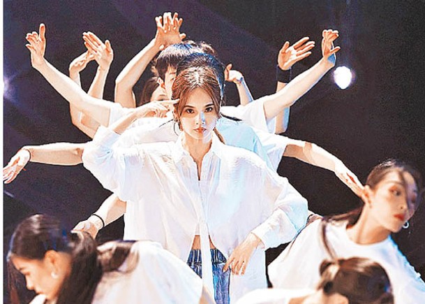 曾任跳舞節目導師的楊丞琳，不甘被嘲「用臉跳舞」。